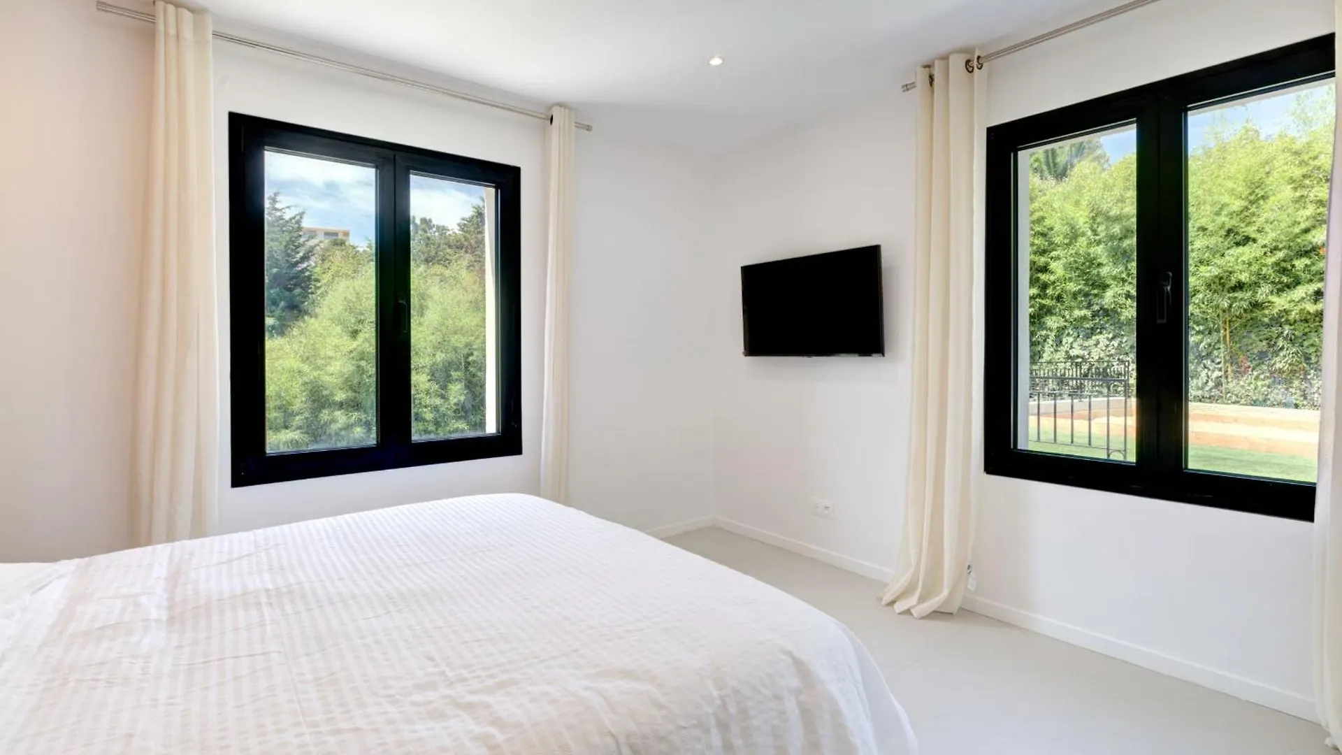 Brand New 6 Bedroom Villa With Pool Vallauris